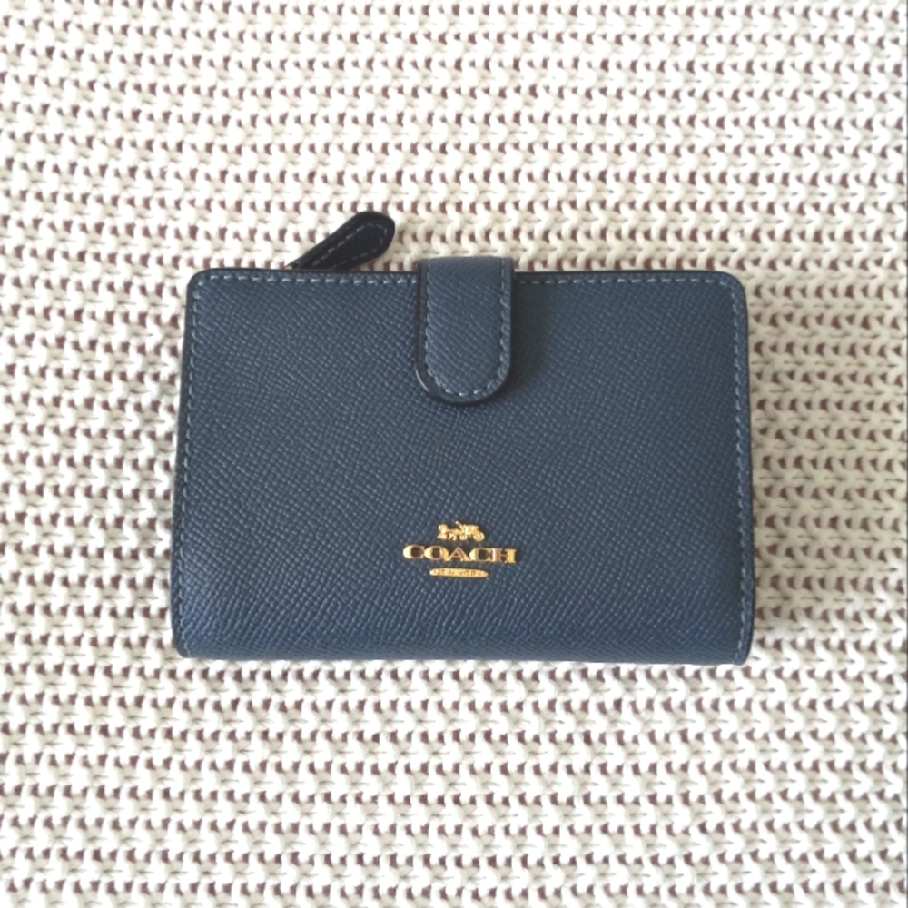 NWOT Medium Corner Zip Coach Wallet